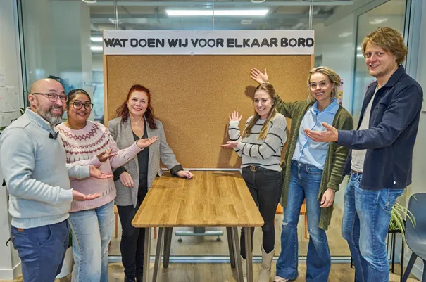sociaal cultureel werker natalia sadinska 3e van links samen met het team van huisartsenpraktijk de entree fotograaf leon koppenol