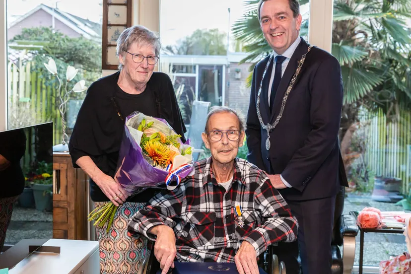 uitreiking koninklijke onderscheiding de heer de vries