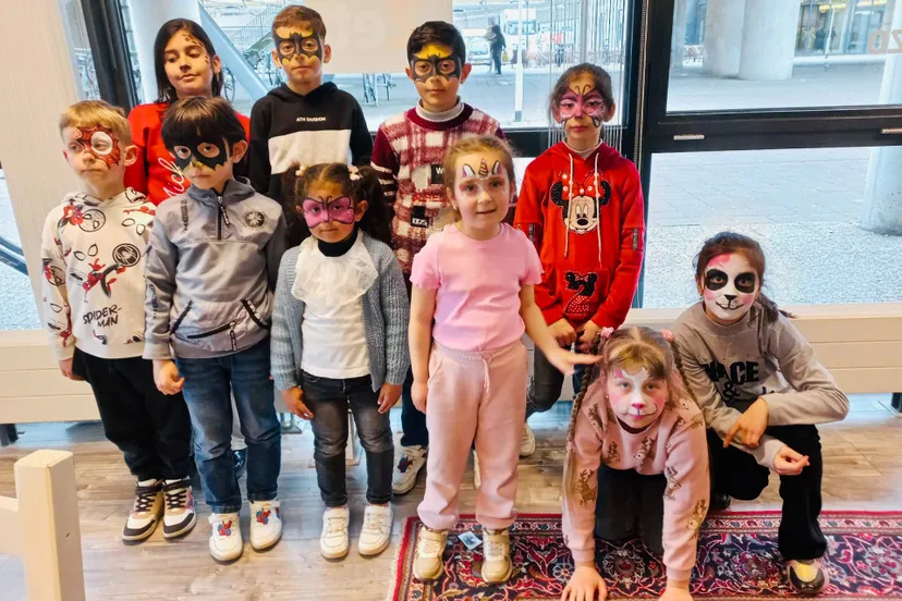 bij de piezolocatie in meerzicht zijn kinderen omgetoverd tot hun favoriete filmheld of lievelingsdier foto stichting piezo