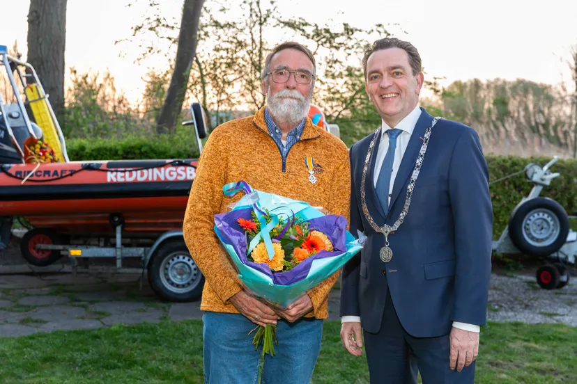 burgemeester bezuijen reikt koninklijke onderscheiding uit aan de heer de groot reddingsbrigade zoetermeer 006