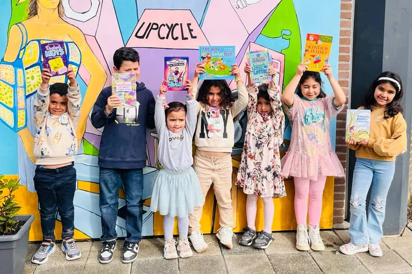 deze kinderen hebben als eerstse hun gratis boekenpakketje in ontvangst genomen bij de piezo ambachtenwerkplaats foto stichting piezo