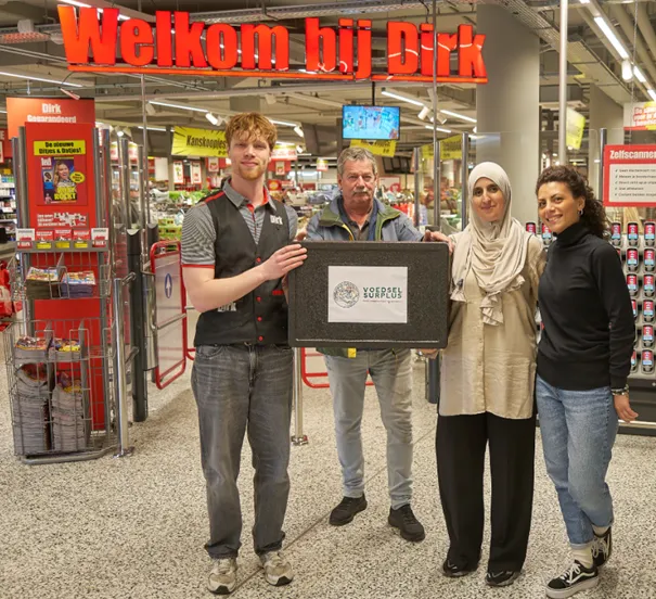 een medewerker van supermarkt dirk stadshart samen met een medewerker van stichting voedselsurplus en twee sociaal cultureel werkers van piezo fotograaf leon koppenol