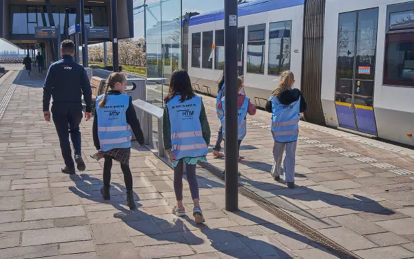 kinderen van de piezo talentenacademie maken kennis met de wereld van htm fotograaf leon koppenol