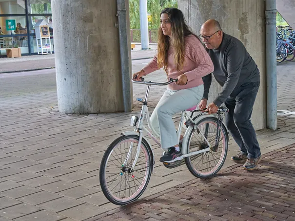 stichting piezo is op zoek naar enthousiaste vrijwilligers die andere inwoners willen helpen om veilig en met zelfvertrouwen te leren fietsen fotograaf leon koppenol