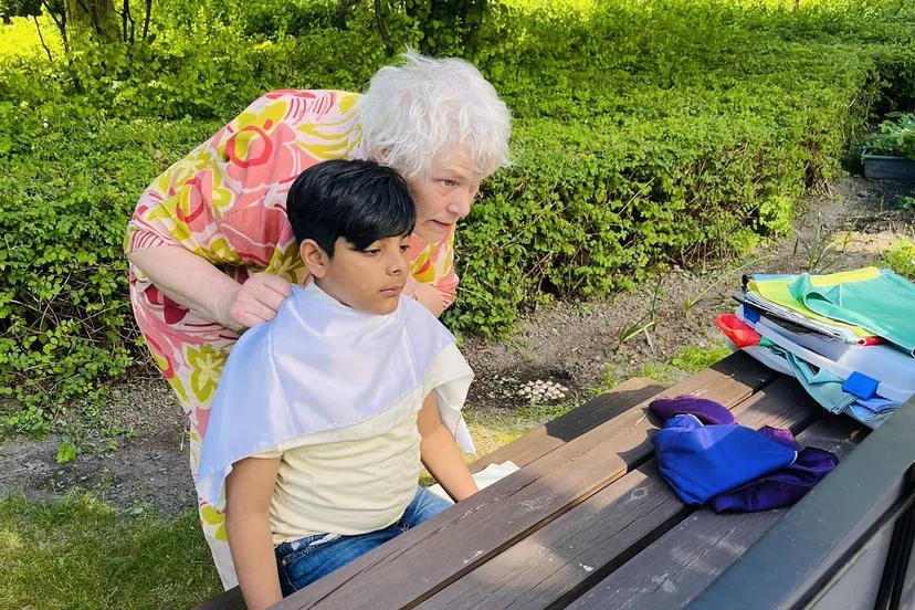kinderen van de piezo talentenacademie textiel maken kennis met de wereld van mode en kleuren foto stichting piezo