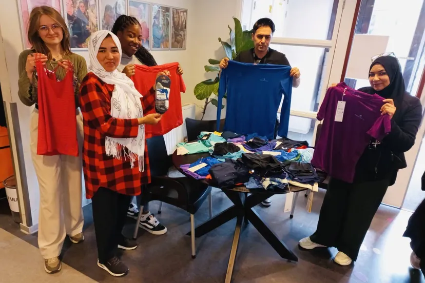 vrijwilligers van piezo zijn druk bezig met het uitpakken en sorteren van de door rademaker sports gedoneerde sportkleding foto stichting piezo