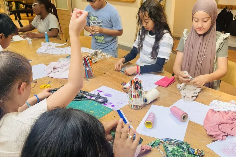 kinderen van de piezo talentenacademie textiel maken kennis met het principe van rewear foto stichting piezo
