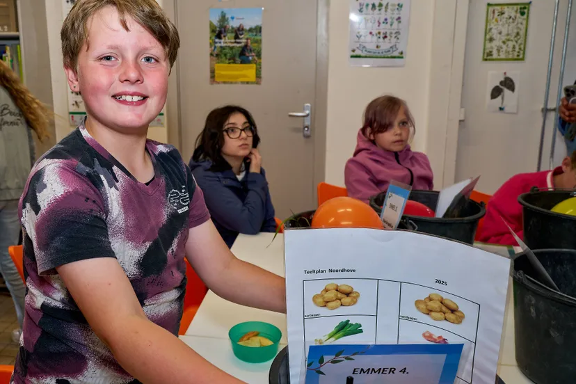 kinderen van de piezo talentenacedemie leren in wijktuin noordhove op een leuke en actieve manier alles over tuinieren en de natuur fotograaf leon koppenol