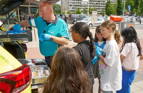 spannend bezoek van de huisartsen spoedpost bij de piezo talentenacademie fotograaf leon koppenol