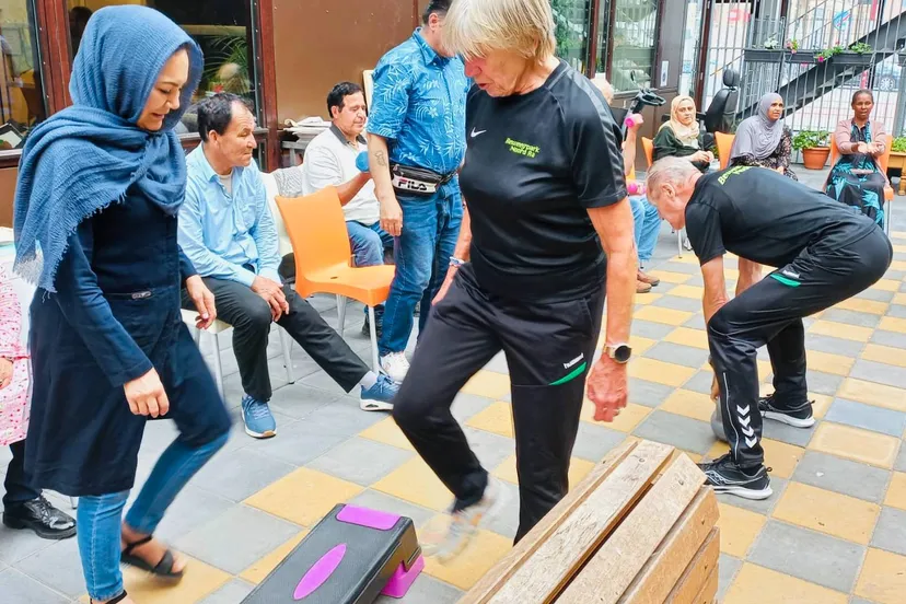 Deelnemers van de Z-route deden vol enthousiasme mee aan een actieve beweegles van Beweegpark Noord Aa - foto Stichting Piëzo