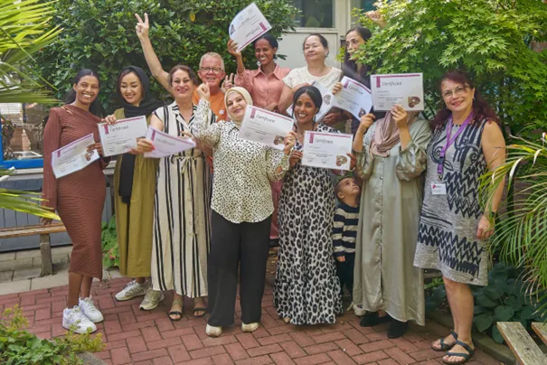 Met een grote glimlach namen de deelnemers van het traject Opwaarts bij Stichting Piëzo hun welverdiende certificaat in ontvangst - fotograaf Leon Koppenol