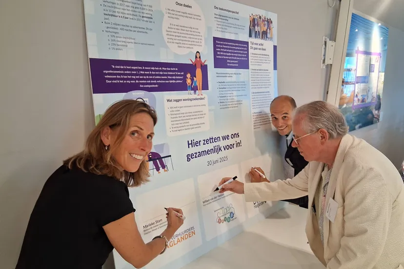 ondertekening actieplan door marieke stam gijs van malsen en willem vd heiden