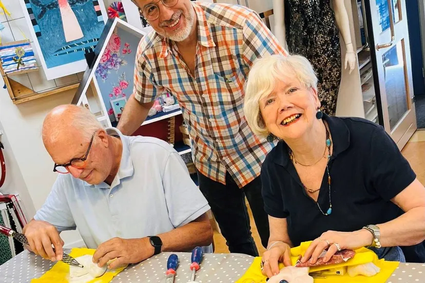 Speksteen bewerken in de Piëzo Ambachtenwerkplaats - foto Stichting Piëzo