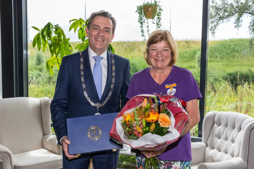 Uitreiking-Koninklijke-Onderscheiding-aan-mevrouw-van Santvoord-door-burgemeester-Bezuijen-Zoetermeer-06