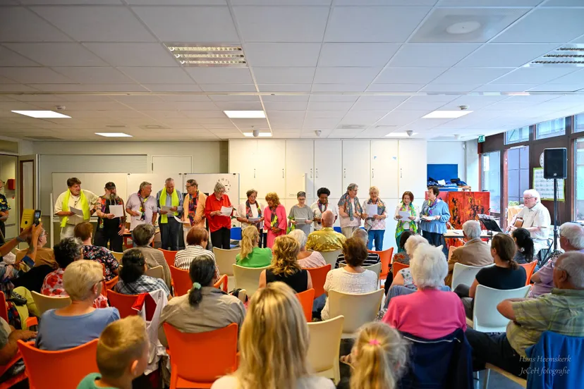 Volle zaal bij optreden van Het Vonkje. Ouderen schitterden in een zelfgeschreven toneelstuk vol herkenbare sketches en prachtige medleys - fotograaf Hans Heemskerk