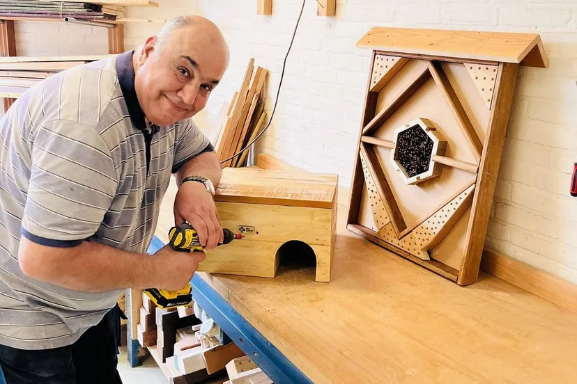 Maak van je tuin een thuis met handgemaakte egelhuisjes en insectenhotels van de Ambachtenwerkplaats - foto Stichting Piëzo