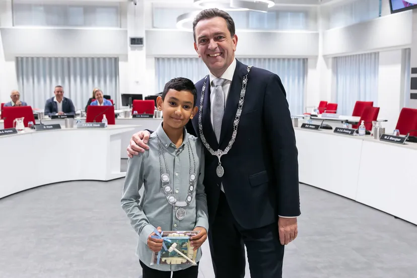 Burgemeester Bezuijen met kinderburgemeester Steff Hoevers