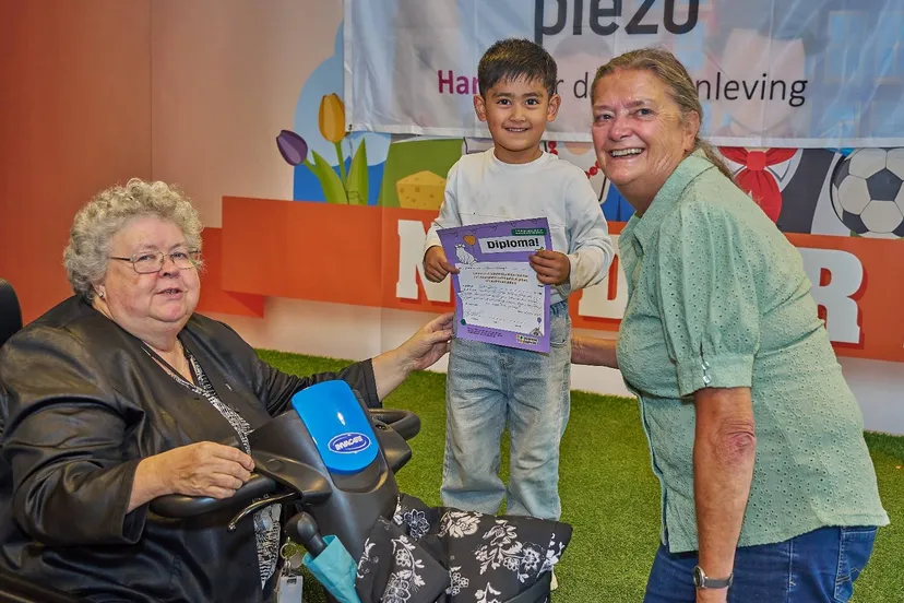 Kinderen en vrijwilligers trots bij feestelijke afsluiting VoorleesExpress - fotograaf Leon Koppenol