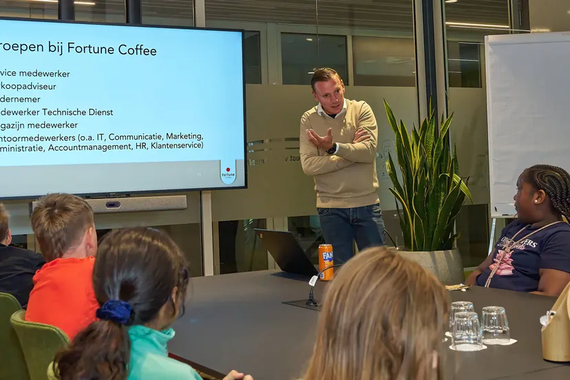 Kinderen van de Piëzo TalentenAcademie Horeca leren alles over beroepen achter de schermen bij Fortune Coffee - fotograaf Leon Koppenol