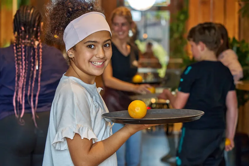 Kinderen van de Piëzo TalentenAcademie Horeca leren serveren bij Hudson - fotograaf Leon Koppenol