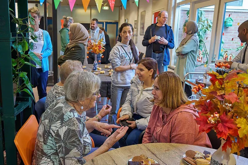 Burendag, ontmoeting, gezelligheid en verbinding tussen culturen - fotograaf Leon Koppenol