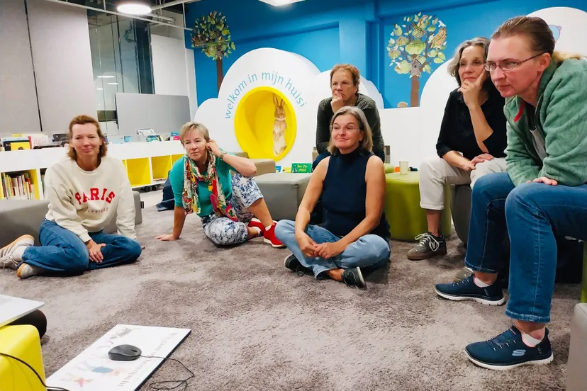 Nieuwe voorlezers van de VoorleesExpress Zoetermeer volgen training interactief voorlezen bij Bibliotheek Zoetermeer - foto Stichting Piëzo