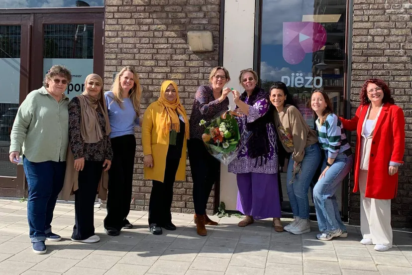 Spontane felicitaties voor directeur Mirjam van Bijnen in verband met de negentiende verjaardag van Stichting Piëzo - foto Stichting Piëzo