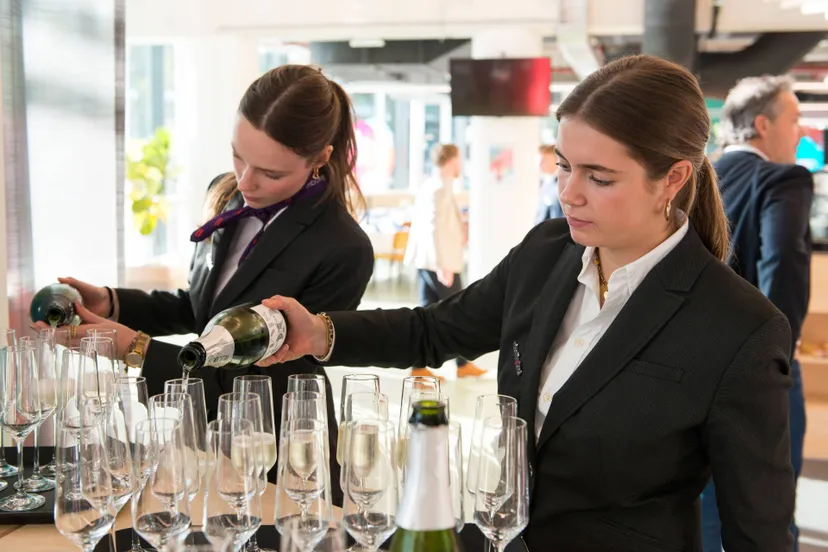Studenten geconcentreerd aan het werk