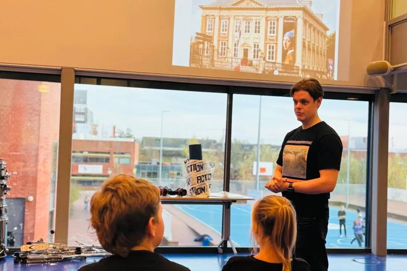 Kinderen van Piëzo TalentenAcademie Orde & Veiligheid kregen een boeiende gastles van een beveiliger van het Mauritshuis - foto Stichting Piëzo