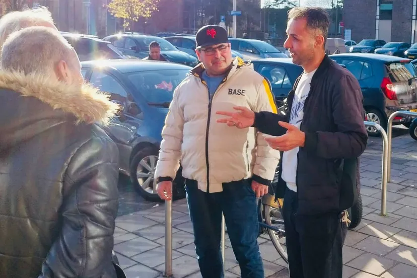 Leren buiten het lokaal zorgt voor bijzondere ontmoetingen in de wijk - foto Stichting Piëzo