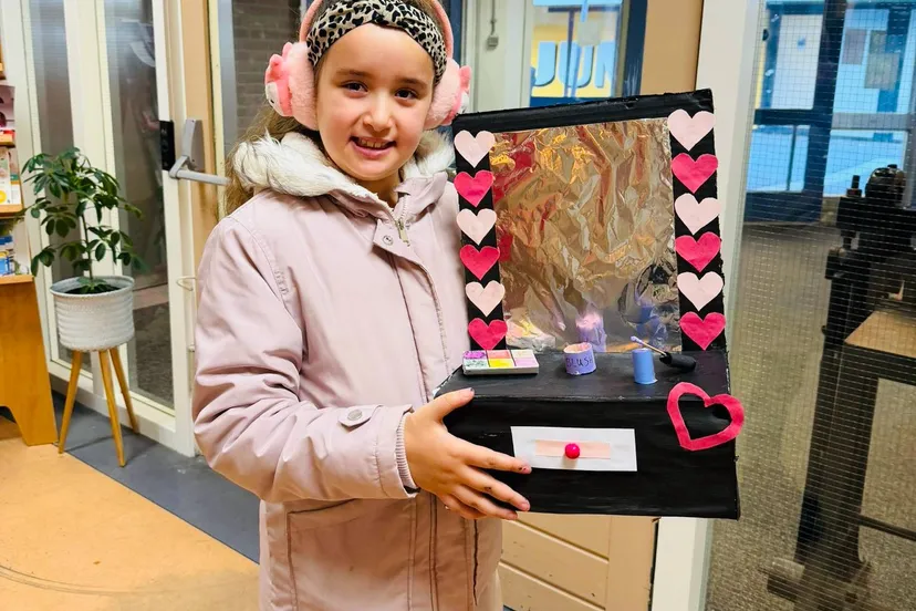 Kinderen en vrijwilligers maken unieke surprises bij de Ambachtenwerkplaats - foto Stichting Piëzo