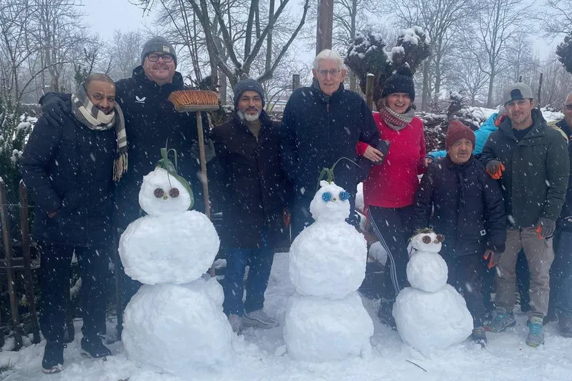 Buurtbewoners en vrijwilligers van Piëzo genieten samen volop van de sneeuw in Wijktuin Noordhove - foto Stichting Piëzo