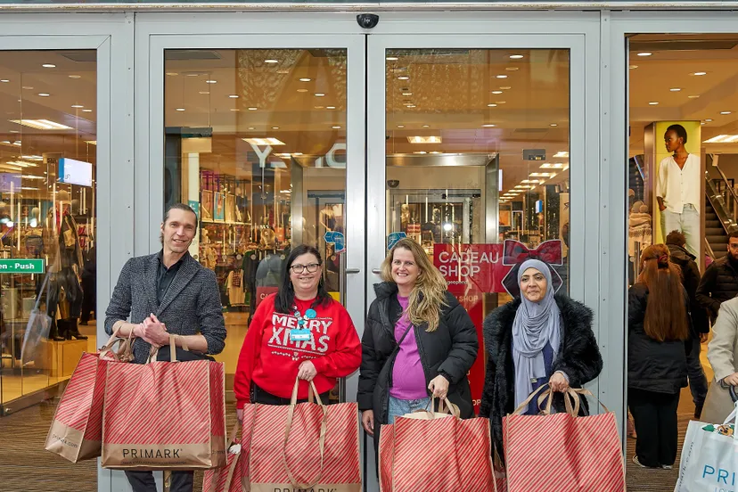 Warme winterdonatie van Primark Zoetermeer voor deelnemers Stichting Piëzo - fotograaf Leon Koppenol