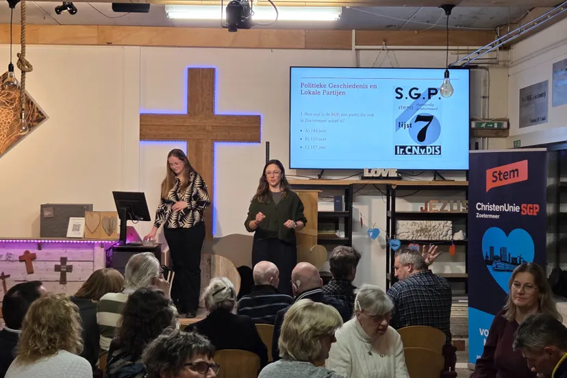 2026-03-04 - Vooraan v.l.n.r. fractie-assistente Marilène Westmaas en de gebarentolk begeleiden de pub quiz