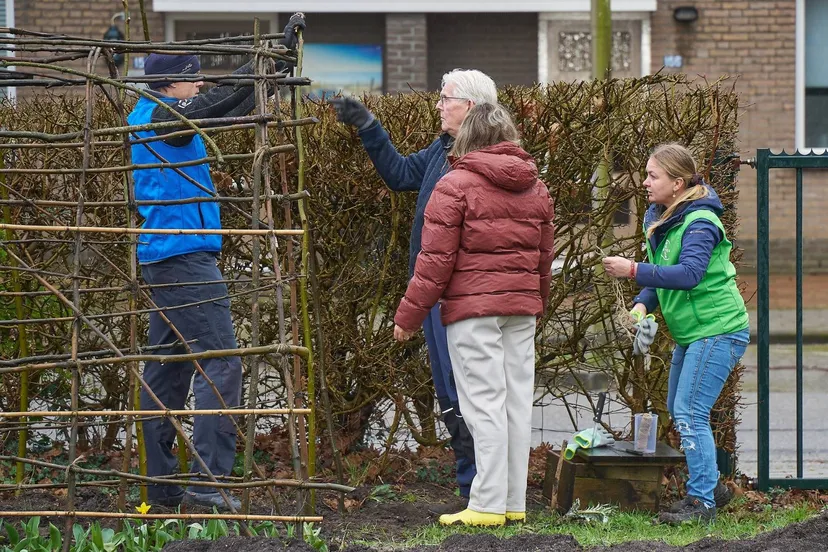 Geslaagde NLdoet in Wijktuin Noordhove - fotograaf Leon Koppenol