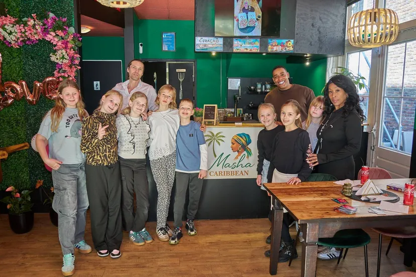 Kinderen van de Piëzo TalentenAcademie Horeca op werkbezoek bij Masha Carribean Food in de Dorpsstraat - fotograaf Leon Koppenol