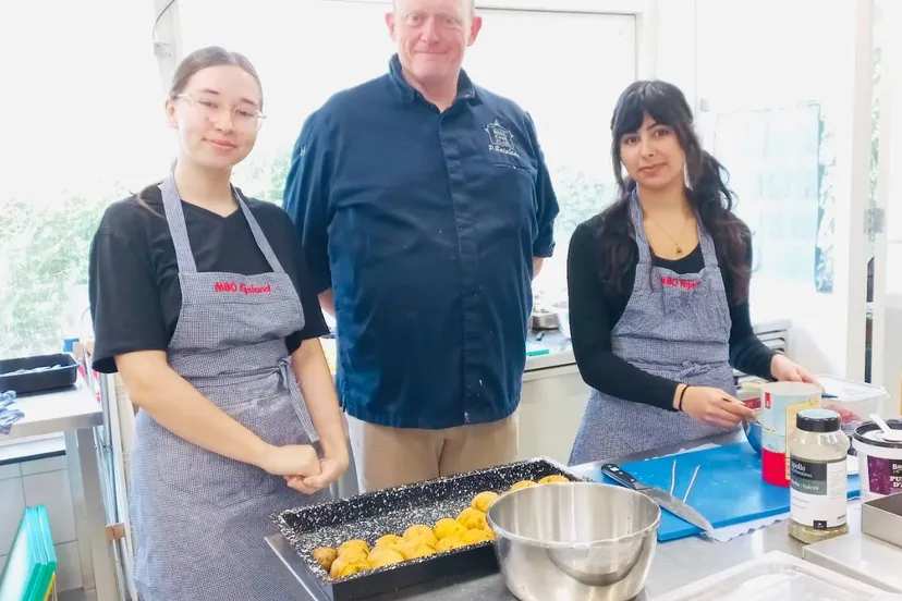 Tijdens NLdoet zullen jongeren een gevarieerde lunch verzorgen voor ouderen in de wijk Buuytenwegh - foto Stichting Piëzo