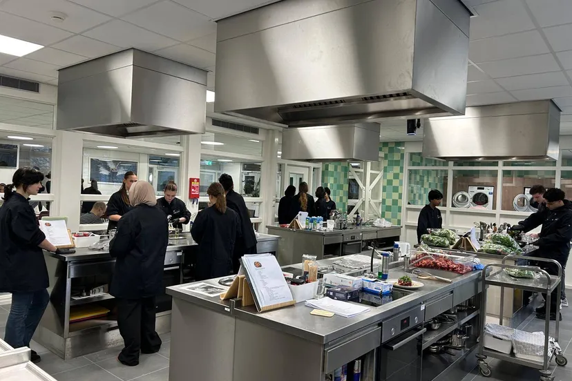 Vierdeklassers koken voor ouders