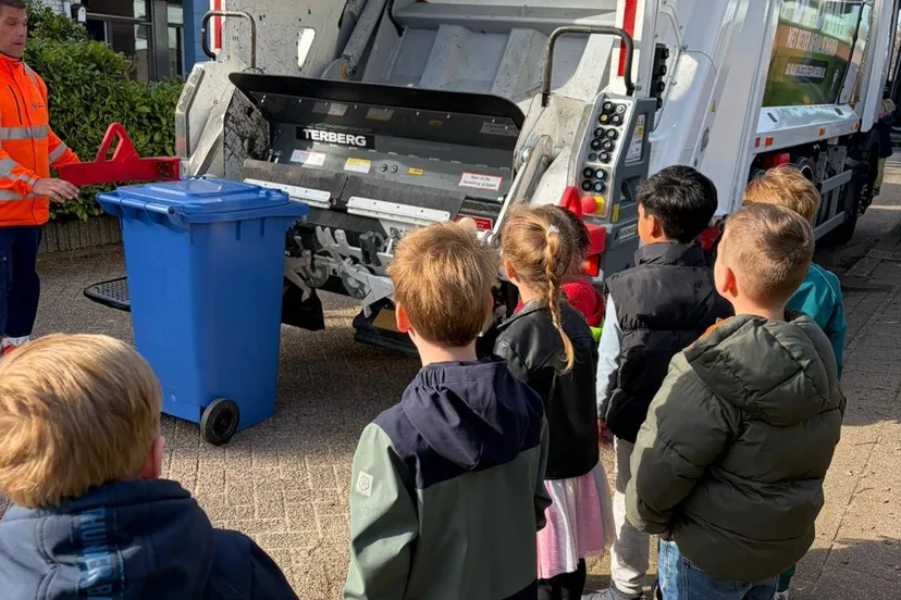 Vuilniswagen op de Waterlelie FotoPR