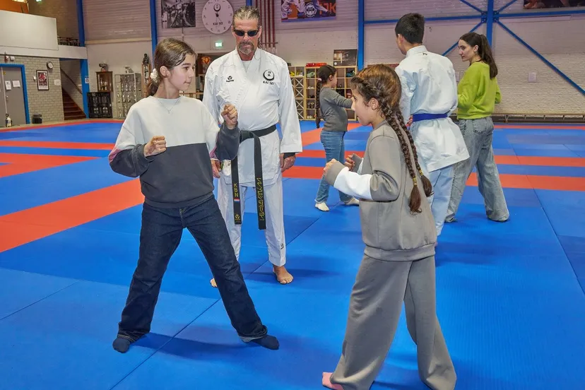 Kinderen van de Piëzo TalentenAcademie Sport op werkbezoek bij Budoschool Kai Sei - fotograaf Leon Koppenol