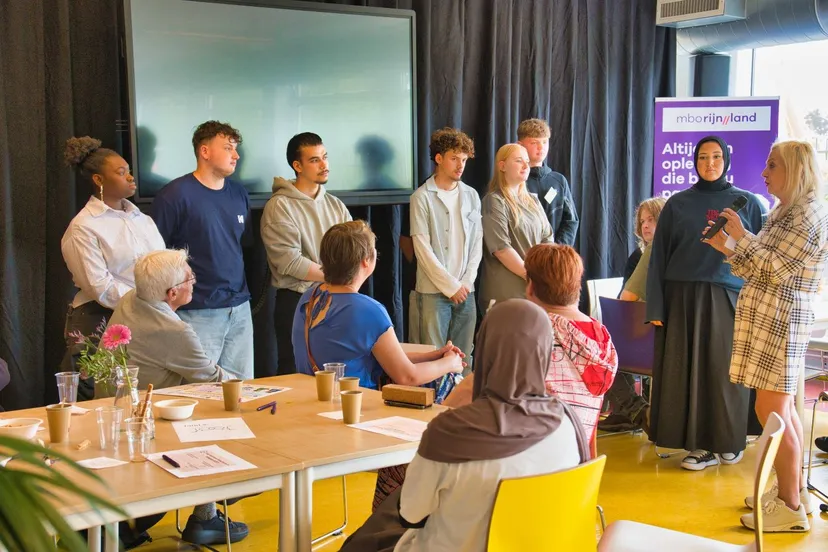 Dialoogbijeenkomst bij mboRijnland brengt generaties in Zoetermeer samen - fotograaf Gerard van Warmerdam
