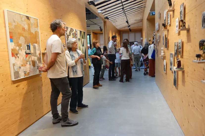 Kunstenaar Jeroen Blok (l) tijdens de opening van zijn expositie. Foto door Tanja Koning