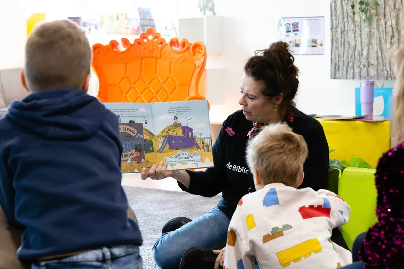 Leesconsulent Petra leest voor - Foto door Ben Hoedt