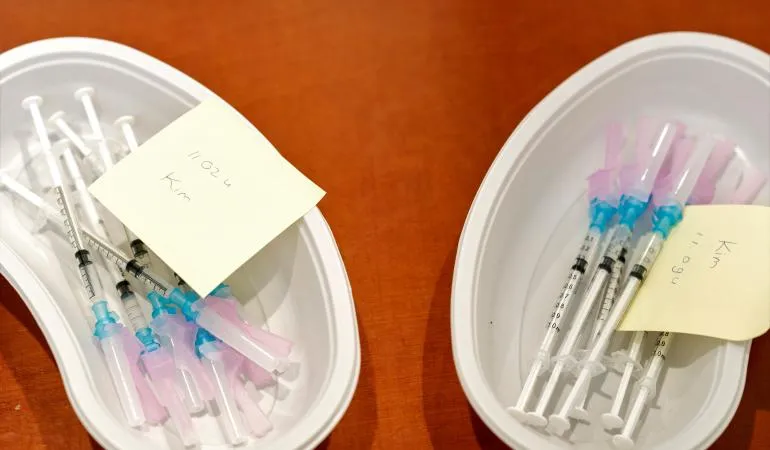 bakjes met spuiten corona vaccin