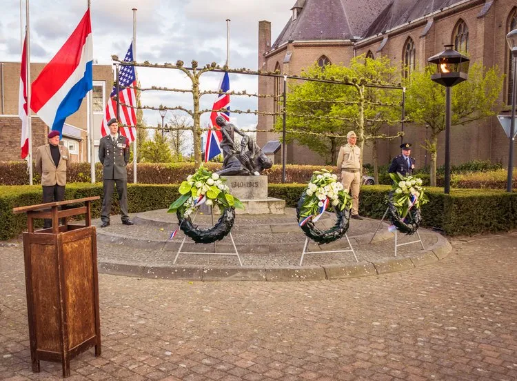 csm 20210504 bloemen bij oorlogsmonument rijsbergen 0a7b74eb73