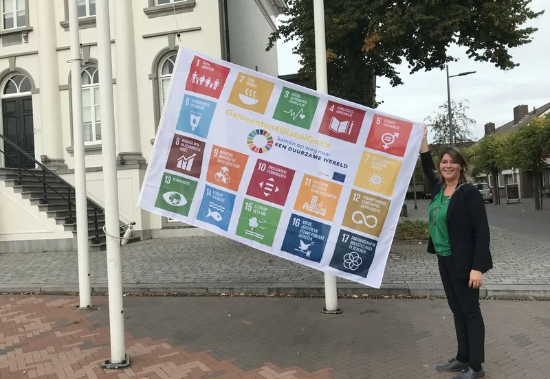 csm 20220923 burgemeesterhijstglobalgoalsvlag e2aede8a32