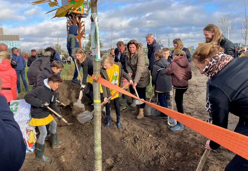 csm boomfeestdag 2022 minister van der wal en kinderraad planten een boom c1a19845d1