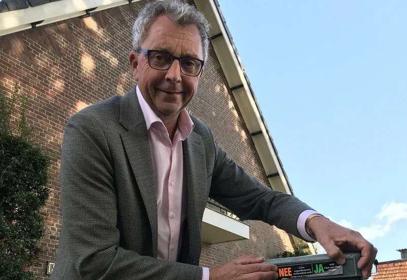 csm wethouder de beer plakt nee ja sticker dfc5e294de