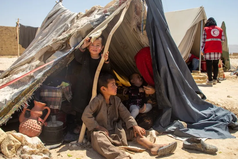 kinderen uit afghanistan in een opvangkamp rode kruis