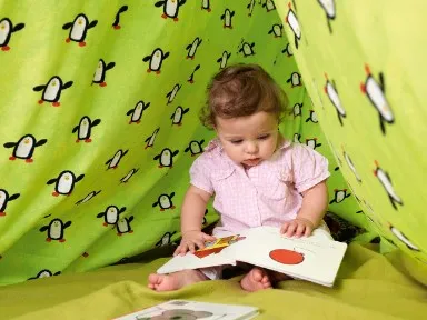 peuter met groeneachtergrondwebjpgrendition384614